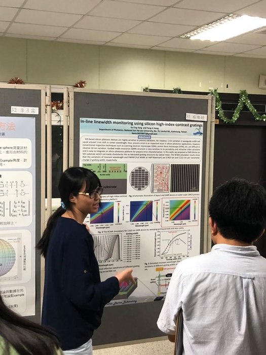 107學年度 光電系大學部專題海報發表競賽 第二名(涂佳玲)、第三名(楊雅婷)、佳作(王怡閔)圖片